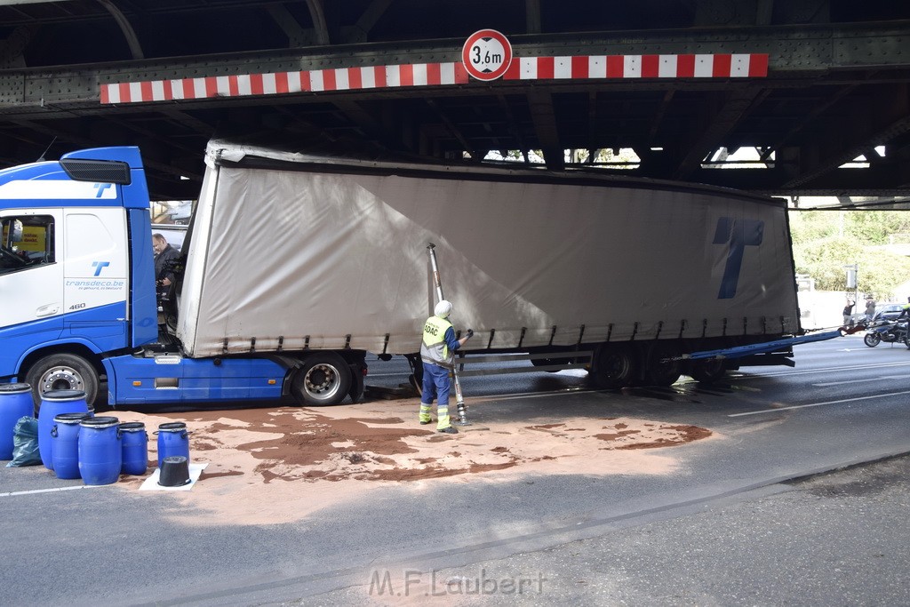 LKW blieb unter Bruecke haengen Koeln Ehrenfeld Innere Kanalstr Hornstr P249.JPG - Miklos Laubert